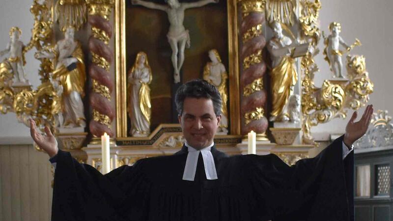 Pastor Paul Henke stellt die Gottesdienstreihe „Das Christentum in der Kunst, Literatur und Musik am Beispiel der Romantik“ in Jork auf die Beine.