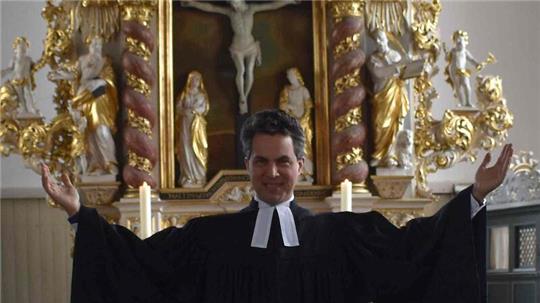 Pastor Paul Henke stellt die Gottesdienstreihe „Das Christentum in der Kunst, Literatur und Musik am Beispiel der Romantik“ in Jork auf die Beine.