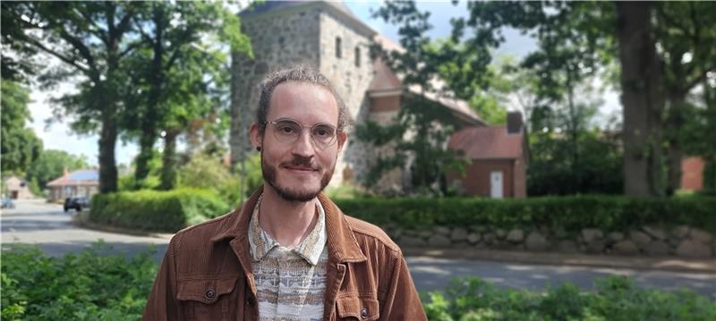 Pastor Robert Schnücke-Melcher ist promovierter Theologe und jetzt auch schon fast Heizungs-Experte für die Mulsumer Kirche. Fotos: Fehlbus