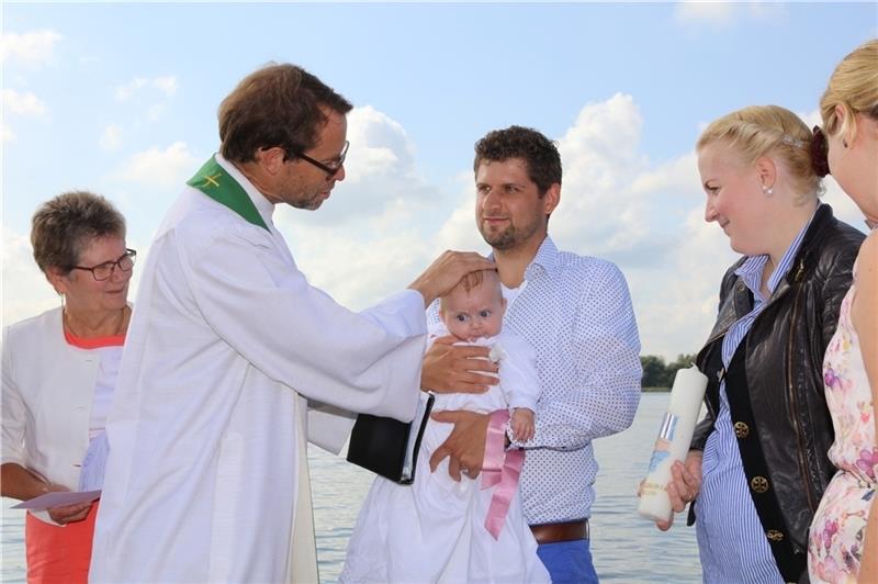 Pastor Steffen Kühnelt erteilte im vergangenen Jahr Lucy Christa Striewski bei der Elbtaufe den Segen. Foto: Fröhlig