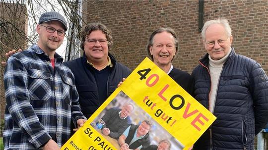 Pastor Stephan Jannasch und 40 Love alias Uli Maynz, Peter Schmidt und Joachim Wiechern vor der St.-Paulus-Kirche