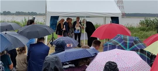 Pastor Uwe Junge tauft Lilly Elen, die Tochter von Henrike Lühders und Florian Kuhlmann, Christine und Stefan Lühders sind ihre Taufpaten. Foto: Lohmann