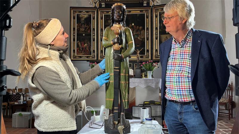 Er lässt die Kirche im Dorf: Jetzt geht Pastor Junge in den Ruhestand Pastor Uwe Junge und Restauratorin Silke Adam begutachten den Heiligen Mauritius.