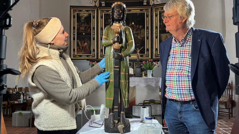 Restauratorin Silke Adam heilt mysteriösen Schwarzen Ritter von Hollern Pastor Uwe Junge und Restauratorin Silke Adam begutachten den Heiligen Mauritius.
