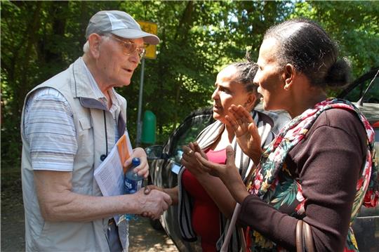 Pastor Willi Kalmbach begrüsst die Freunde aus Gimbi.