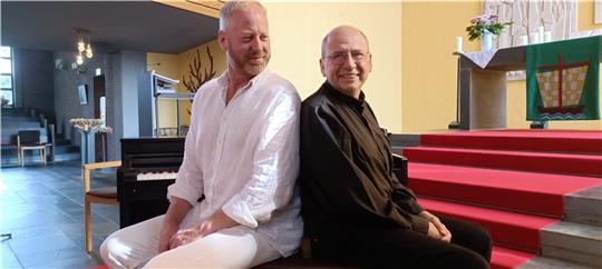 Pastor und Kabarettist Matthias Schlicht (rechts) und Kirchenmusiker und Kabarettist Michael Hamm versprechen Besuchern der Markuskirche ein ungewöhnliches Kabarettprogramm. Foto: Bisping