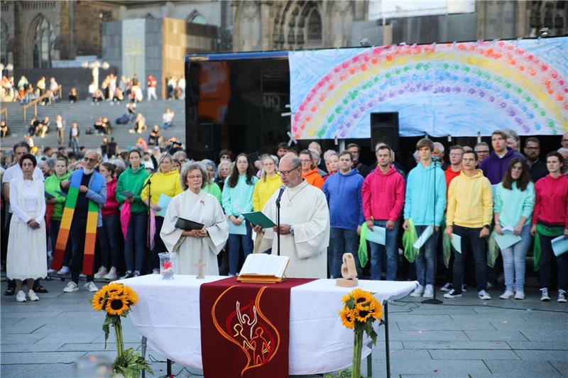 Priester segnen gleichgeschlechtliche Paare vor Kölner Dom Pastoralreferent Manfred Becker-Irrnen hält eine Predigt beim Gottesdienst am Kölner Dom.