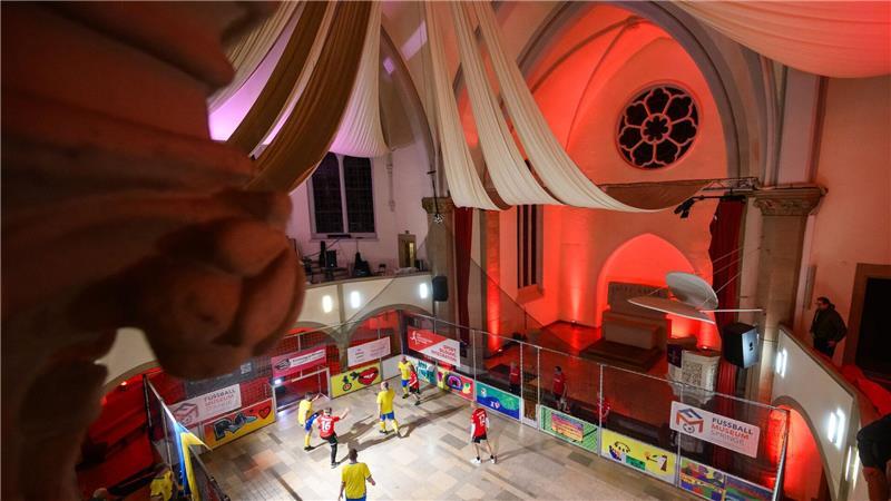 Pastoren-Derby: Pastoren und Mitarbeiter der Diakonie aus Hannover und Braunschweig spielen in der Lutherkirche gegeneinander Fußball.