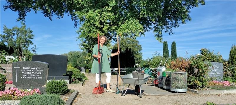 Hilferuf vom Friedhof in Estebrügge Pastorin Agnethe Krarup lädt zum Pflegetag auf dem denkmalgeschützten Friedhof in Estebrügge ein. Foto: Lohmann