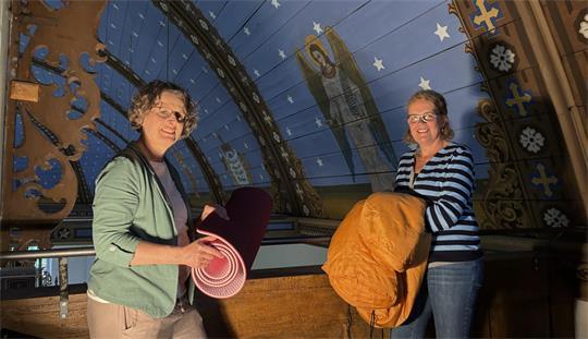 Pastorin Agnethe Krarup und Tanja Lühe werben für die Aktion „Übernachten unter dem Sternenhimmel in der St. Martini-Kirche“ in Estebrügge (von links).
