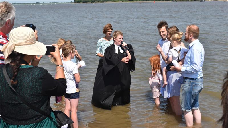Die Magie des Wassers: Rituale und mystische Quellen in der Region Pastorin Anika Röling tauft seit zehn Jahren Kinder und Erwachsene in der Elbe - auch mit Untertauchen.