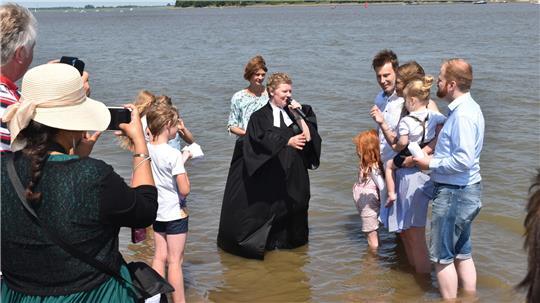 Pastorin Anika Röling tauft seit zehn Jahren Kinder und Erwachsene in der Elbe - auch mit Untertauchen.