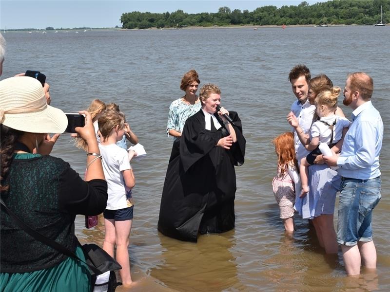 Pastorin Anika Röling taufte acht Kinder im Fluss. Foto: Vasel