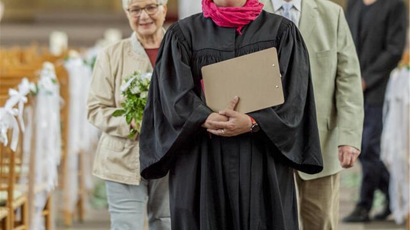 Pastorin Anneke Ihlenfeld hat Renate und Uwe Müller nach fast 60 Ehejahren noch einmal getraut. 