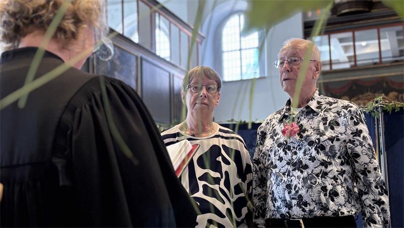 Tränen auf dem Horneburger Kirchturm: Drei Paare haben sich getraut Pastorin Dorlies Schulze erteilt dem Ehepaar den kirchlichen Segen.