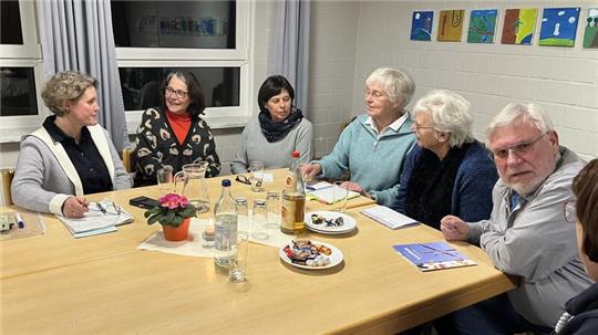 Pastorin Dorlies Schulze (links) im Austausch mit Ehrenamtlichen aus der Kirchengemeinde Horneburg.