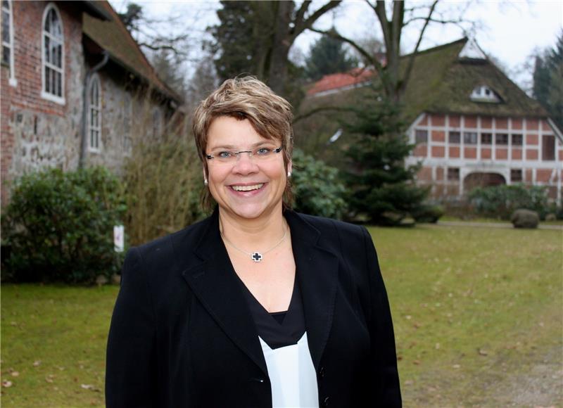 Pastorin Iris Junge vor der Moisburger Kirche, rechts im Hintergrund liegt das Gemeindehaus. Die 50-jährige Theologin geht nach Uelzen. Foto Wöhling