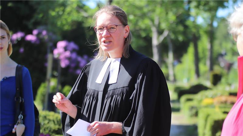 Spurensuche in Himmelpforten: Zehnte Klasse setzt mit Gedenkstein ein Zeichen Pastorin Johanna Gorka dankte der Klasse 10Ga aus vollem Herzen für ihren Einsatz.