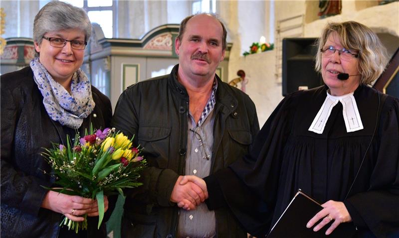 Pastorin Martina Janssen und Christiane Richters-Ziele zeichnen den Ehrenamtlichen Thomas Reuels für seinen spontanen Einsatz aus.  Foto Beneke
