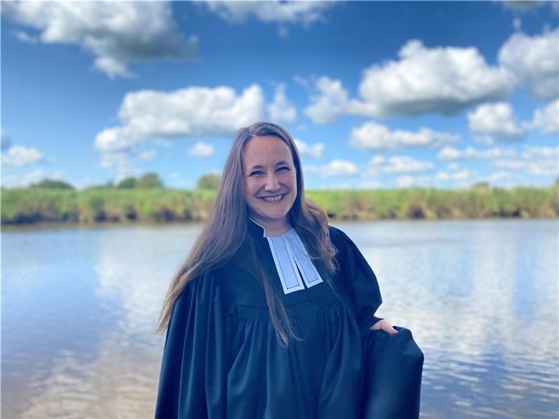 Pastorin Stephanie Müller – hier an der Oste – tritt am heutigen Mittwoch ihren Dienst in der St.-Martin-Kirchengemeinde in Oldendorf an. Foto: Müller