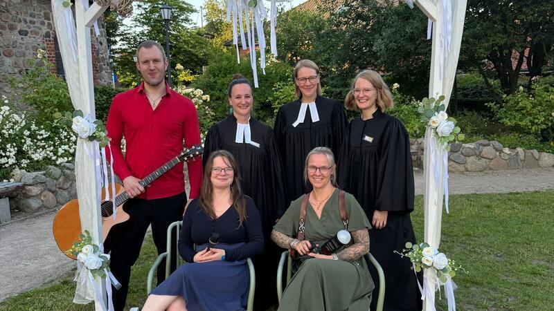 Spontan-Hochzeit: Die schönsten Bilder der Trauungen im Landkreis Stade Pastorinnen, Musik und Fotografin - die Kirchengemeinde Oldendorf hatte alles für die feierlichen Momente vorbereitet.
