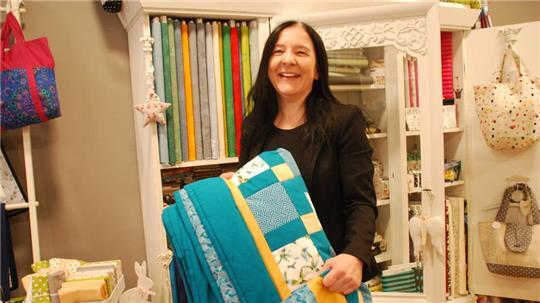 Patchwork ist ihre große Leidenschaft: Martina Fricke zeigt ihr selbst genähtes Quilt mit Tasche.