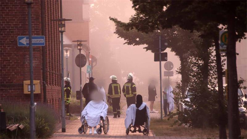 Flammen in Klinik - zwei Tote in Ludwigslust Patienten des Krankenhauses Ludwigslust wurden ins Freie gebracht.