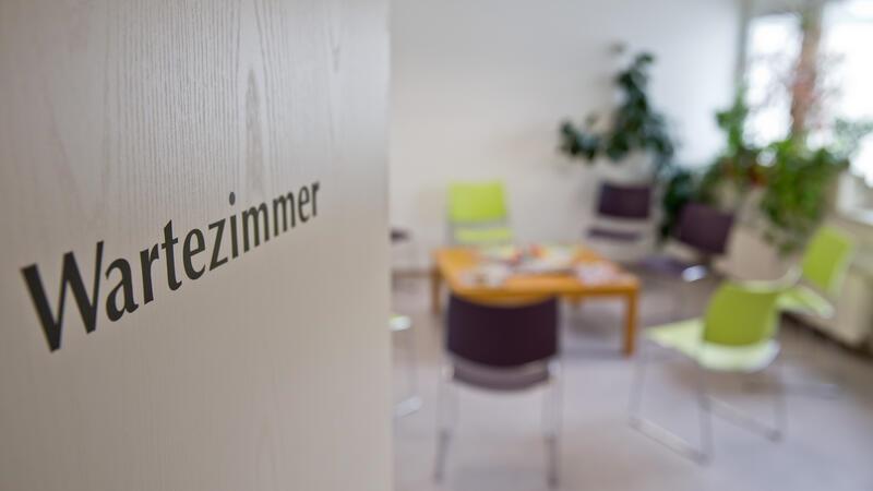 „Fackeln dir deine Praxis ab“: Ärzte über schockierende Vorfälle Patienten in einem Wartezimmer. Die KV Bremen fordert besseren gesetzlichen Schutz für medizinisches Fachpersonal vor Übergriffen.