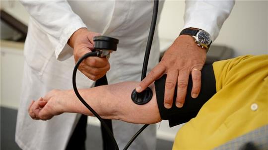 Patientin bei einem Hausarzt: Privatversicherte müssen in der Breite mit Beitragserhöhungen rechnen.