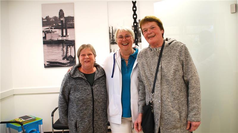 Patientinnen und Praxis-Mitarbeiterin freuen sich über mehr Platz (von links): Angelika Voigt, Marlies Schmied und Ute Detjen.