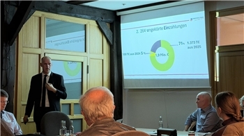 Patrick Bardenhagen vom Rechnungsprüfungsamt des Landkreises Stade stellte die Zahlen im Finanzausschuss der Samtgemeinde Apensen vor.