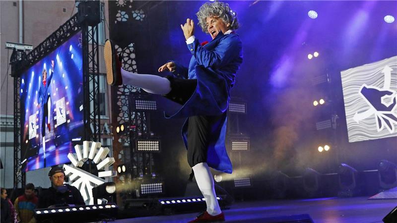 Bilder des Tages Patrick Culek „Van Airhoven“ aus Deutschland rockt das Finale der Luftgitarren-WM.