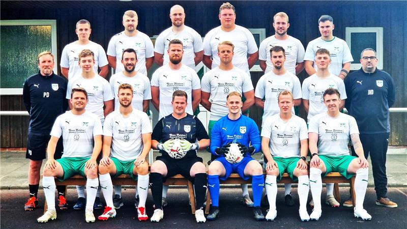 Patrick Dittmer (links) heißt der neue FC-Trainer. Der 6:0-Erfolg zum Auftakt trägt auch schon seine Handschrift.
