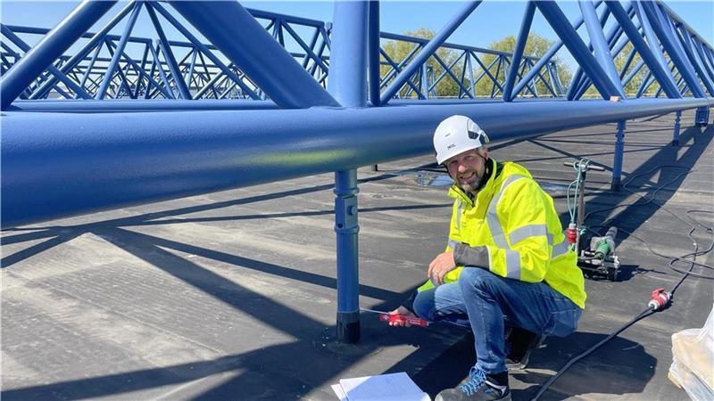 Patrick Frerichs auf dem Dach der Airbus-Halle, bei der auf 4000 Quadratmeter die Dachpappe erneuert wird. 