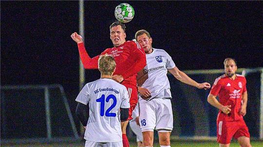 Patrick Hanke, hier beim Kopfballduell, erzielte für Jork die schnelle Führung gegen seinen Ex-Club ASC.