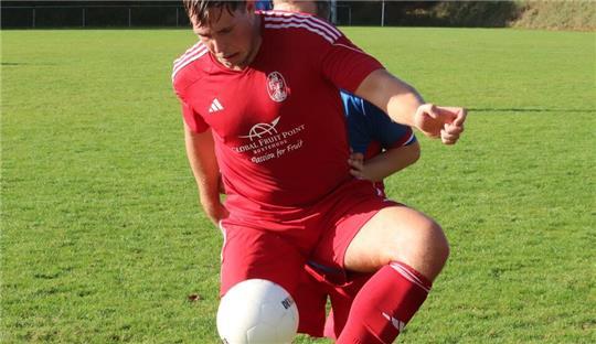 Patrick Hanke traf zweimal und schoss somit seinen TuS Jork in Estorf beim FC Oste/Oldendorf II zum dritten Saisonerfolg. Es waren seine Treffer fünf und sechs in dieser Saison.