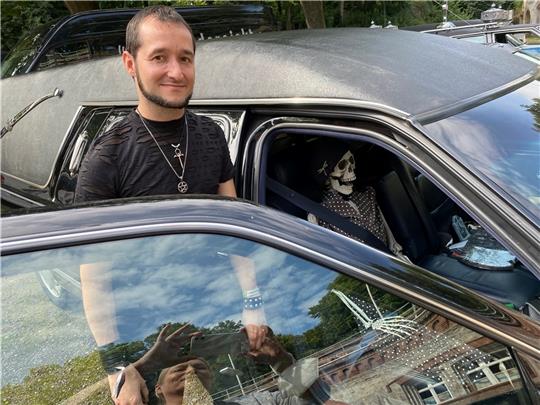 Knochenjäger und Leichenwagen: Festival zum Tod lockt zur Festung Grauerort Patrick Hofmann aus Leipzig mit seinem Leichenwagen und Beifahrerin.
