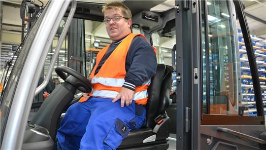 Patrick Mattern ist froh, dass er mit dem umgebauten Gabelstapler nun allen Arbeiten in der Lagerhalle gewachsen ist.