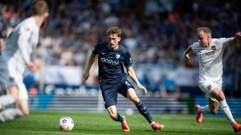Patrick Osterhage (M) und der VfL Bochum trennten sich von Heidenheim 1:1.