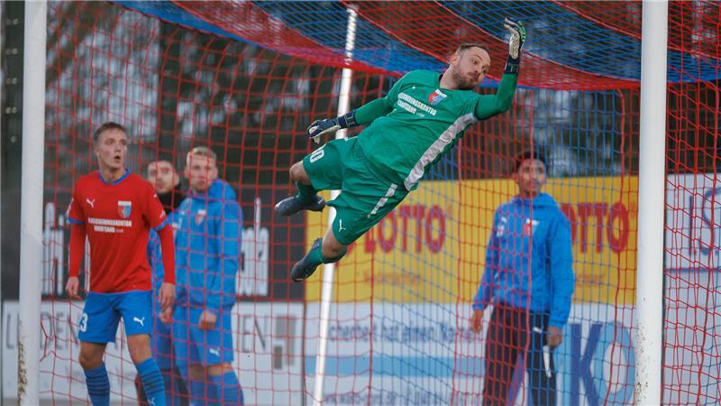 Zu klein für die große Karriere - Siefkes trotzdem der Beste im Norden Patrick Siefkes gelingt eine Glanzparade und Maximilian Geißen staunt am Pfosten.