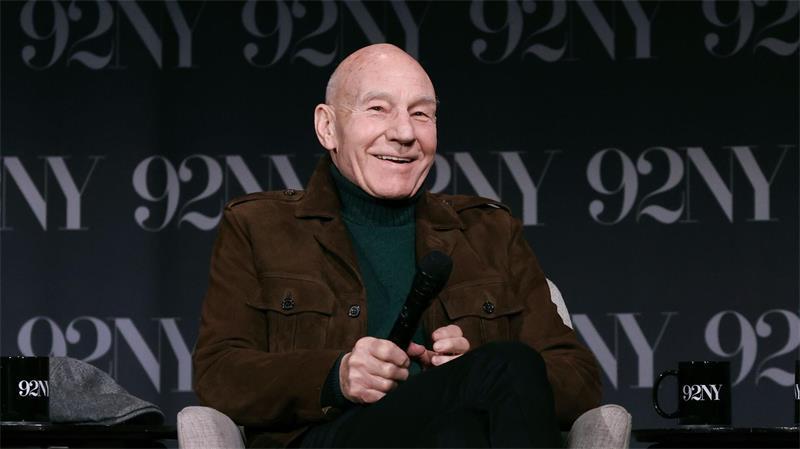 „Star Trek“ und „X-Men“: Sir Patrick Stewart ist im Alter von 86 Jahren gestorben Patrick Stewart spricht auf der Bühne nach einer Vorführung von "Star Trek: Picard" im 92nd Street Y.