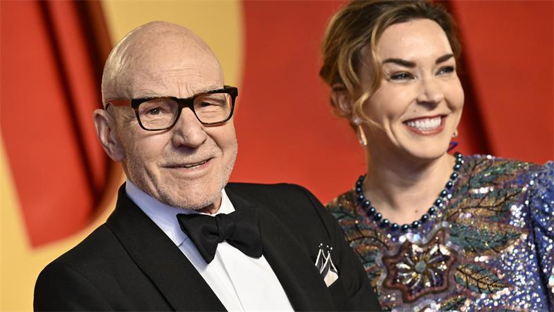„Star Trek“ und „X-Men“: Sir Patrick Stewart ist im Alter von 86 Jahren gestorben Patrick Stewart und seine Frau Sunny Ozell kommen zur Vanity Fair Oscar Party im Wallis Annenberg Center for the Performing Arts in Beverly Hills.