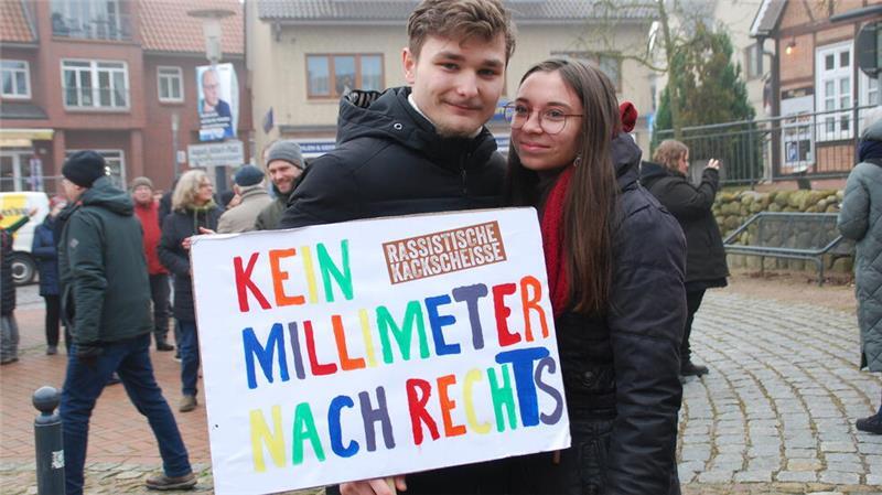Patrick Wastoski und Lea Schmidt setzen ein politisches Statement.