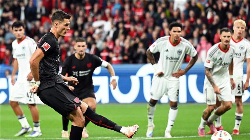 „Sehr froh“: Bayer schlägt Frankfurt bei Hjulmand-Debüt Patrik Schick traf per Elfmeter zum 2:0.