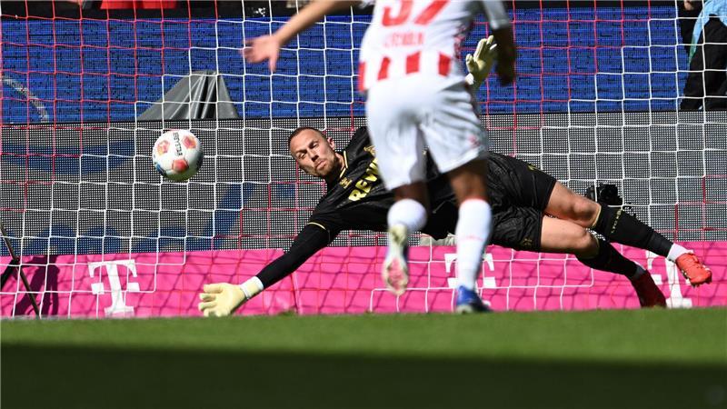 Patrik Schick verwandelt den Elfmeter zum 1:0 für Leverkusen. 