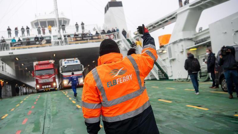 Paukenschlag auf der Elbe: Die "Elbferry" Cuxhaven-Brunsbüttel meldet Insolvenz an. Das erklärte Geschäftsführer Heinrich Ahlers am Dienstagmorgen auf einer Pressekonferenz. Foto: Sina Schuldt/dpa