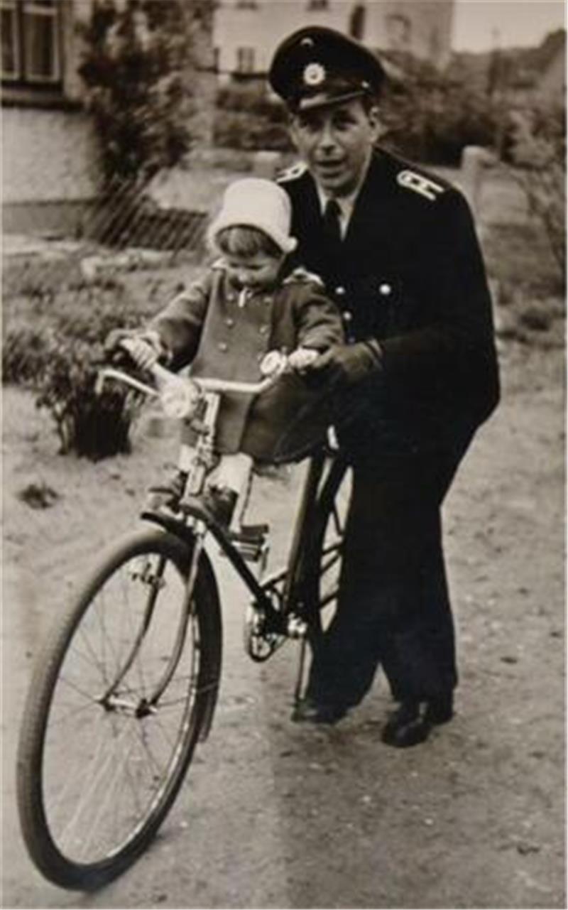 Paul Bayer als Polizist in Zeven mit Tochter Gaby Mitte der 50er Jahre. Der Transport von Gefangenen vom Fahrrad aus ist den Polizisten strengstens untersagt.