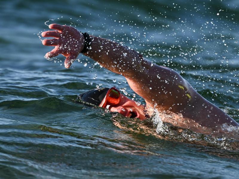 Extremschwimmer Bieber bricht Eismeilen-Rekord Paul Bieber schwamm in 36,03 Minuten die Strecke von 1694 Metern. Foto: Felix Kästle/dpa