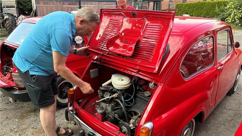 Fiat-Fans: Diese Altländer lieben ihre drei kleinen Italiener Paul Cordes schaut auf den Motor des Fiat 600.