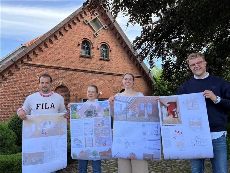 Paul Gumpricht, Louisa von Essen, Carlotta Schult und Danilo Schulze zeigen ihre Entwürfe vor dem Pfarrhaus-Anbau (von links). Foto: Vasel